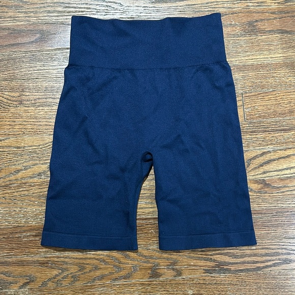 90 Degree Shorts - Picture 3 of 7